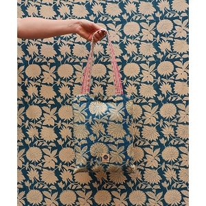 DOING GOODS LULLABY SINGLE THROW IN TOTEBAG<br>